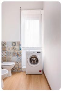 米兰Casa Rizzoli - bilocale vicinissimo M2的一间带卫生间的浴室内的洗衣机