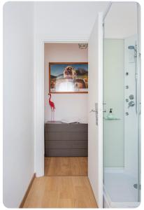 米兰Casa Rizzoli - bilocale vicinissimo M2的带淋浴的浴室和一幅男子的照片