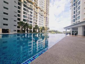 新山New! 4-7pax 2bedrooms condo near Mount Austin JB的两个高楼前的游泳池