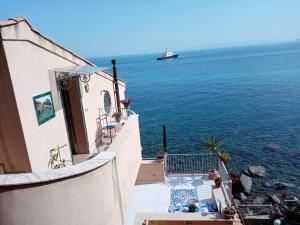 希拉Villa Bella Sera的享有大海和船只美景的阳台