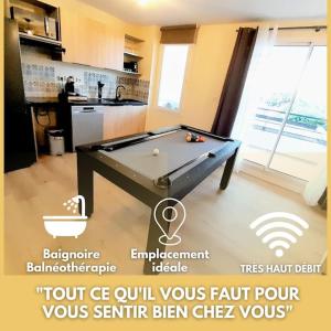 圣丹尼斯Cosy T3 Oiseau de Paradis Billard Balnéothérapie proche aéroport et centre-ville的一间厨房,在房间内配有台球桌