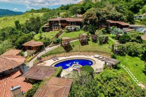 佩雷拉Hotel Spa La Colina的享有带游泳池的房屋的空中景致