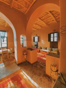 NkobKasbah Ennakb的大房间拥有橙色的墙壁和拱形天花板