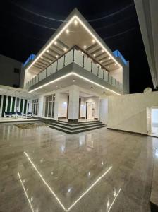 Yanbu Al Bahrشاليه رحال的一座大型白色建筑,铺有大混凝土地板