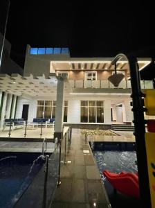 Yanbu Al Bahrشاليه رحال的一座晚上设有游泳池的建筑
