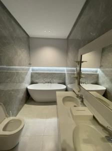 Yanbu Al Bahrشاليه رحال的浴室设有2个水槽、卫生间和镜子。