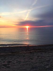 RipleySteps to Beach, Fantastic Sunsets, Charming 3 bedroom Cottage的海滩上的日落,阳光在海洋上