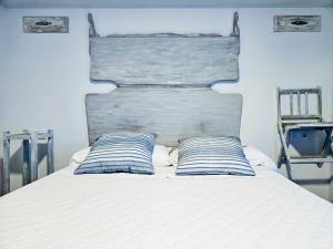 莱昂Oak House Oakplacescom的一张带两个蓝色和白色枕头的床