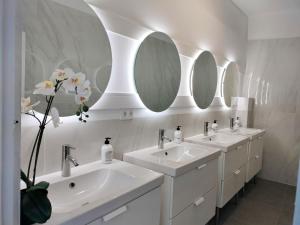 拉拉古纳Room27的浴室设有3个水槽和2面镜子