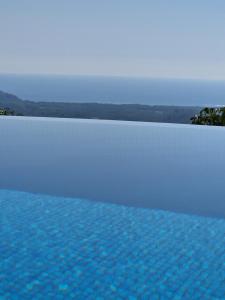 萨玛拉vista de loros的前方的蓝色海水游泳池
