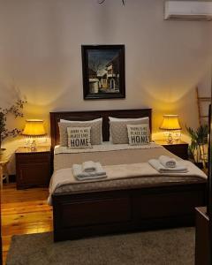 戈里察Villa Elezi 2的一间卧室配有一张大床和两盏灯