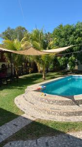 拉利伯塔德Beach Lomas的后院设有游泳池和遮阳伞