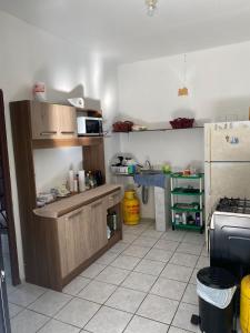 拉利伯塔德Beach Lomas的厨房配有柜台、冰箱和水槽