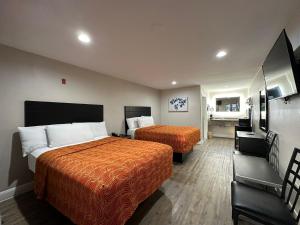 休斯顿Palace Inn I-45 & Bellfort的酒店客房带两张床和一间浴室