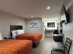 休斯顿Palace Inn I-45 & Bellfort的酒店客房带两张床和一间浴室