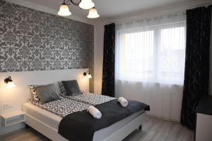 MaklárVi-Li Panzió的一间卧室设有一张大床和一个窗户。