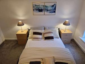Oasis Abode @Shiremoor的一间卧室配有一张带2个床头柜的大床