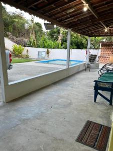 MarimbondoSítio em Marimbondo的一个带游泳池和围栏的庭院