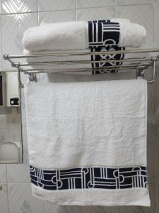 开罗Comfortable Apartment in sheraton Heliopolis 5 minutes from Cairo Airport的浴室毛巾架上的一组毛巾