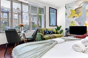 HanwellCharacter and Style Studio - Sleeps 3的卧室配有一张床和一张桌子及椅子