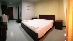 北柳โรงแรม ศิราภา เรสซิเด้นท์ จำกัด的一间卧室配有一张带白色床单的大床
