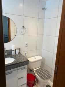 伊列乌斯Apartamento completo Ilheus的一间带卫生间、水槽和镜子的浴室