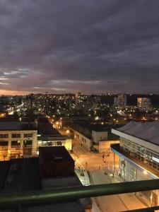 维纳德马Pleno Centro de Vina, Todo Cerca的夜晚带灯光的城市景观