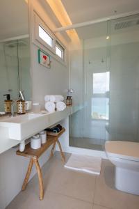 费尔南多 - 迪诺罗尼亚Pousada Mar em Mim的一间带水槽和淋浴的浴室
