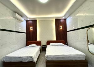 Cao LãnhBảo Ngọc Hotel的一间设有两张床的客房,