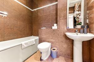 HanwellVibrant 1 BD Retreat - Perfect for Couples的浴室配有卫生间、盥洗盆和浴缸。