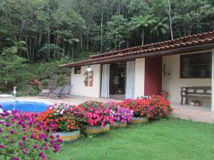 弗洛里亚努元帅镇Sítio Cachoeirinha的游泳池旁一所花束的房子