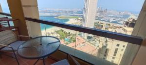 迪拜Ocean view studio Dubai Marina JBR 2 min to the beach的从大楼的窗户可欣赏到城市美景