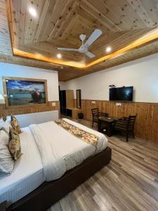 列城HOTEL CHANTSA的一间卧室设有一张床铺、一张桌子和天花板