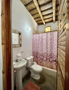 曼克拉Pascana Casa Playa的一间带卫生间和水槽的浴室