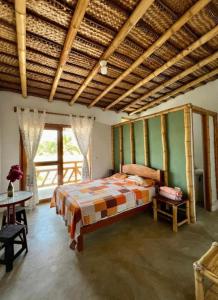 曼克拉Pascana Casa Playa的一间卧室设有一张床和一个大窗户