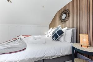HanwellTranquil Terra - Cozy and Soothing Vibe的卧室配有带枕头的大型白色床