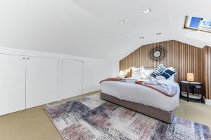 HanwellTranquil Terra - Cozy and Soothing Vibe的一间卧室配有一张大床和地毯。
