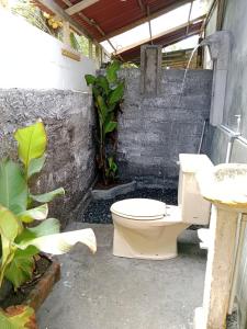 BebandemWikan House的庭院内带卫生间的浴室