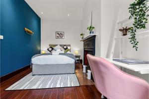 HanwellLovely 2-bedroom rental unit in Greater London的一间卧室配有一张床和一张书桌