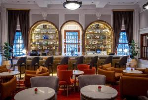 开普敦Taj Luxury Suite的一间带桌椅的餐厅和一间酒吧