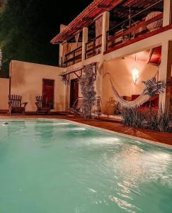 普雷亚Villa Fortal Preá的房屋前的大型游泳池