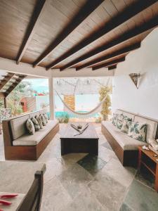 普雷亚Villa Fortal Preá的客厅配有两张沙发和一张桌子