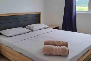 Long MountainCountry House with Mountain View的一间卧室配有一张带棕色奥斯曼床垫的床。