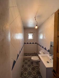 PeñaflorCasa de Campo en Malloco的一间带卫生间和水槽的小浴室