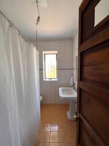 PeñaflorCasa de Campo en Malloco的一间带水槽和卫生间的浴室以及窗户。
