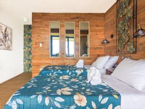 波尔多·格尼拉Ponderosa Golf and Country Club的一间卧室配有一张带蓝色棉被的床