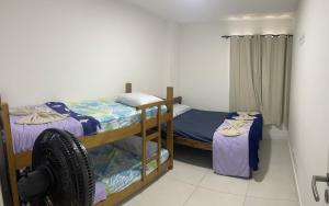 阿拉亚尔-杜卡布Golden Lake Apart Hotel Arraial do Cabo的一间客房内配有两张双层床的房间