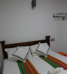 阿努拉德普勒拉雅拉塔度假酒店的床上铺有白色枕头的床
