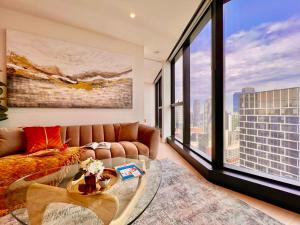墨尔本High rise top view 2bed2bath的带沙发和玻璃桌的客厅