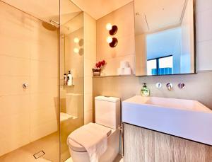 墨尔本High rise top view 2bed2bath的一间带卫生间、水槽和镜子的浴室